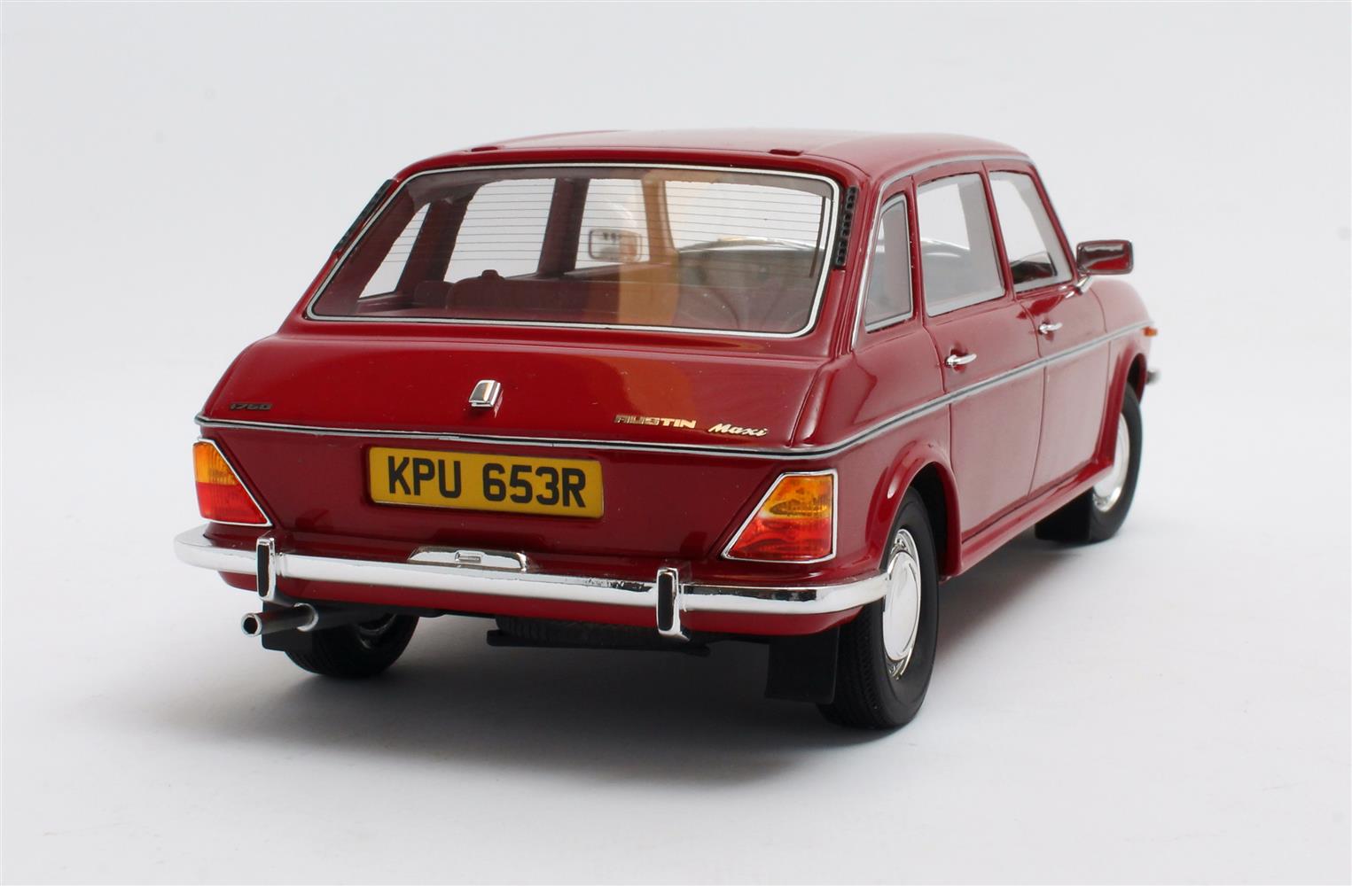 Austin Maxi 1750  carmine red  1971-1979 1:18 Cult Scale Models