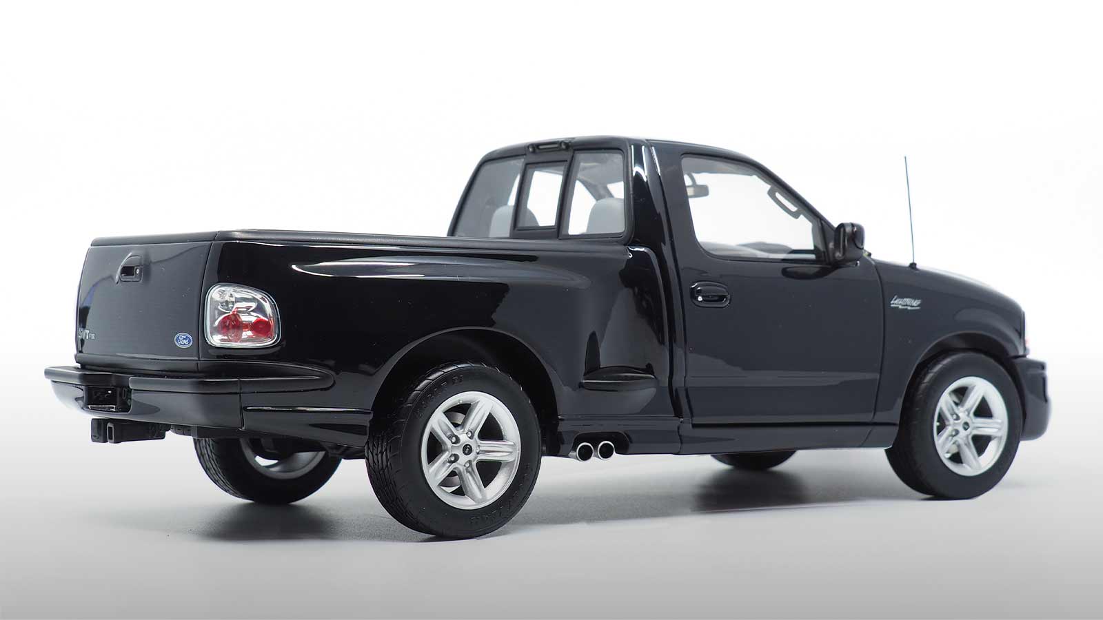 Ford F-150 SVT Lightning 2003 black. 00118 1:18  DNA Collectibles