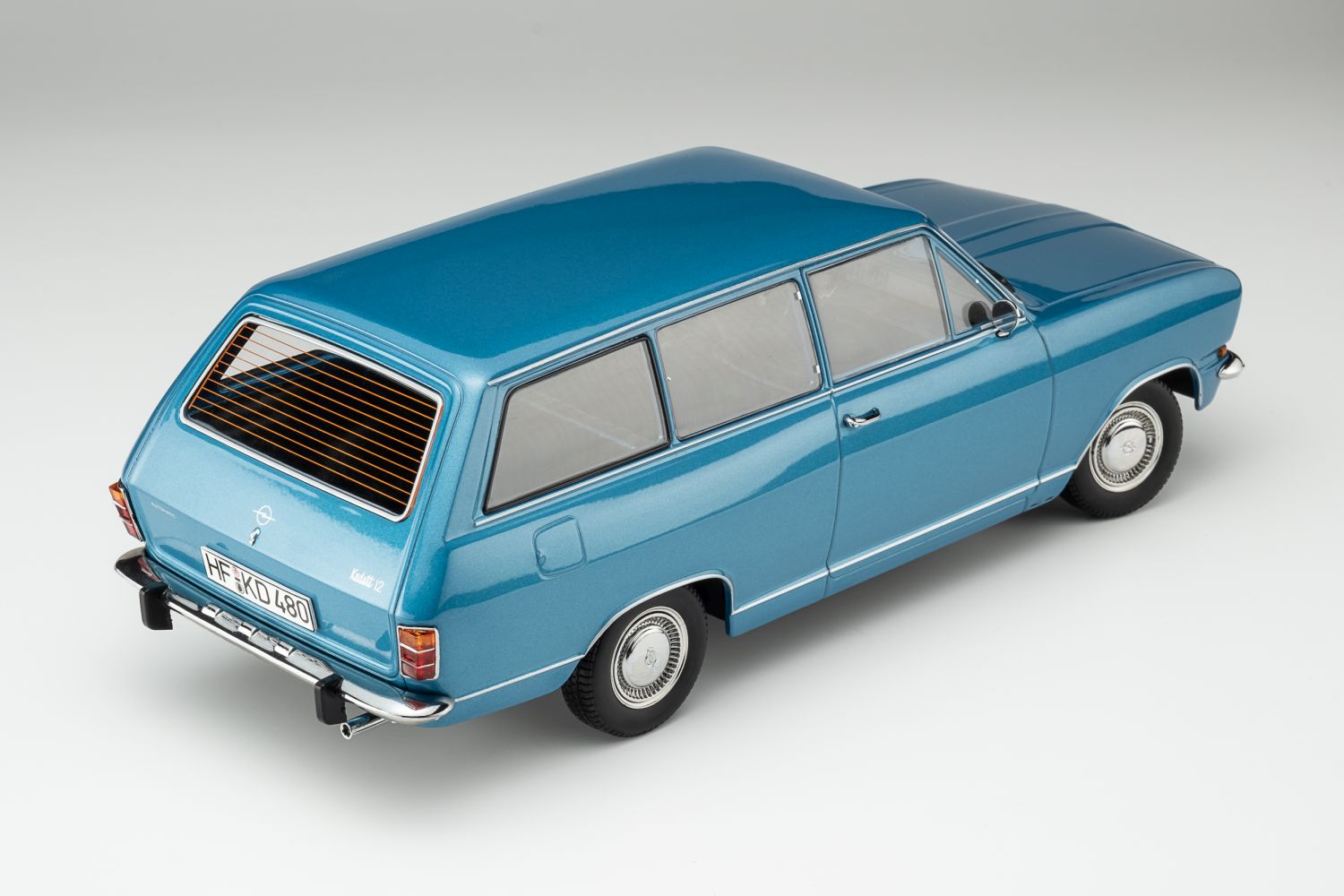 Opel Kadett B Caravan (1972) lemon green met. 1:18 Touring Modelcars