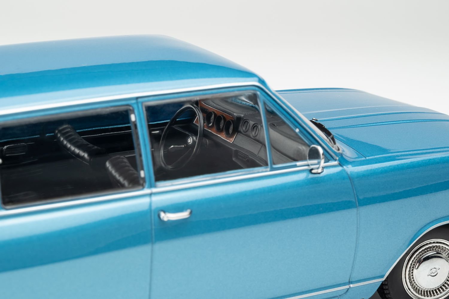 Opel Kadett B Caravan (1972) lemon green met. 1:18 Touring Modelcars