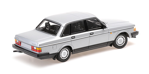 VOLVO 240 GL 1986 Silber 1:18 Minichamps