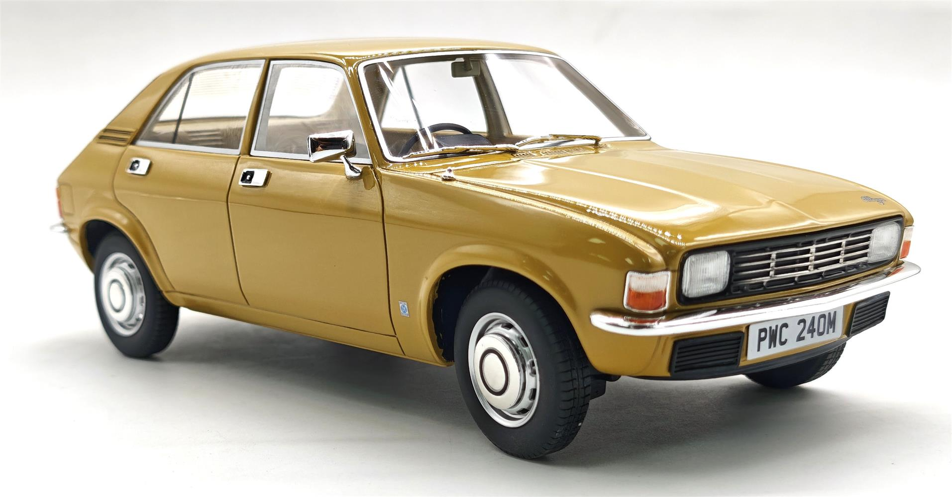 Austin Allegro Glacier gold 1973 1:18 Cult Scale Models