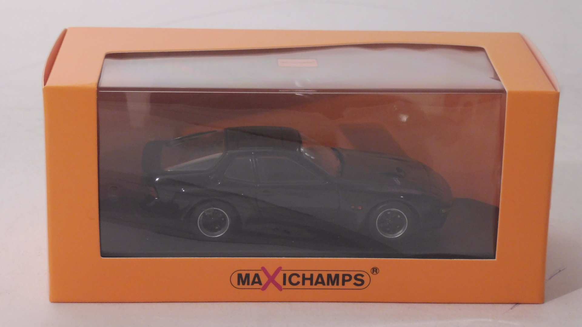 Porsche 924GT 1981 schwarz 1:43 Maxichamps