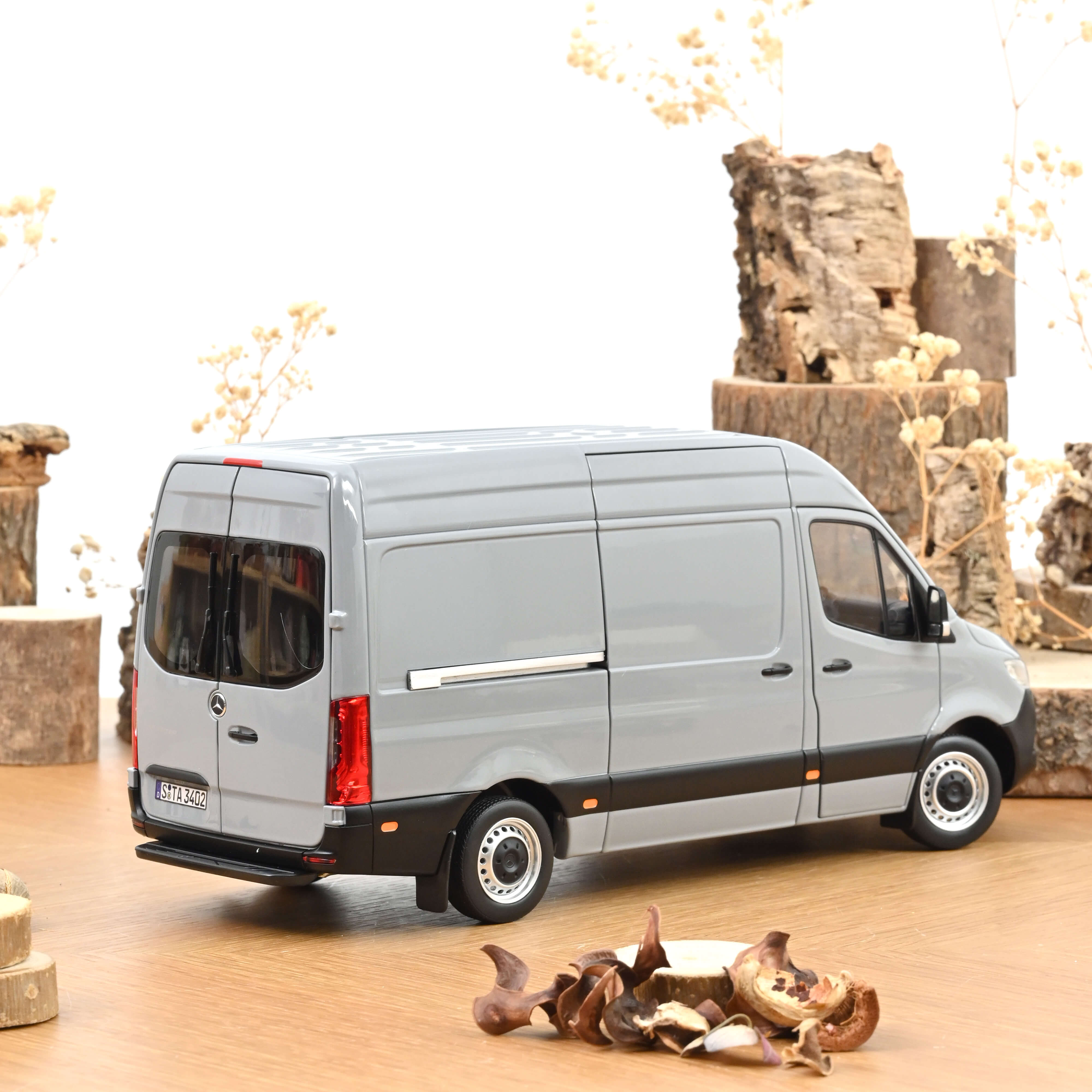 Mercedes Benz Sprinter 2018 Grau 1:18 Norev