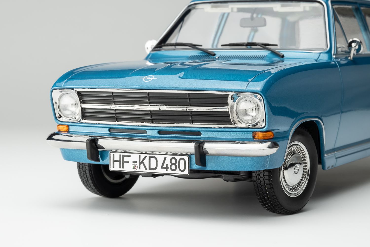 Opel Kadett B Caravan (1972) lemon green met. 1:18 Touring Modelcars