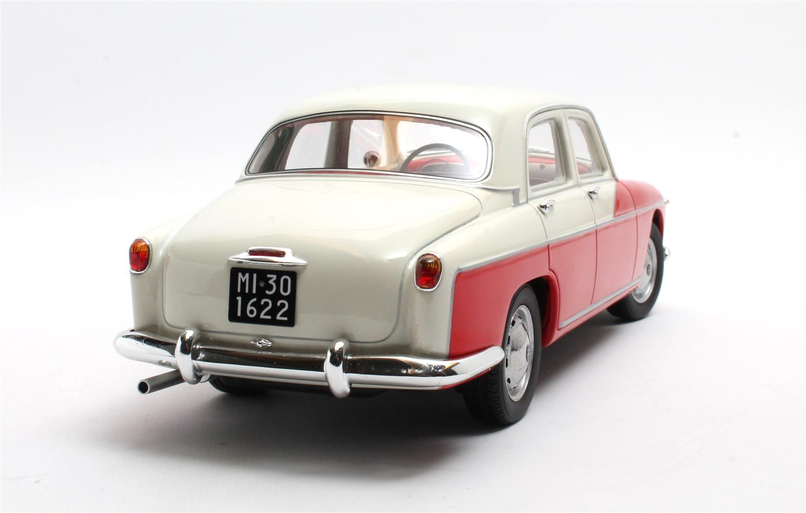 Alfa Romeo 1900 Super Berlina Red/white 1958 1:18 Cult Scale Models