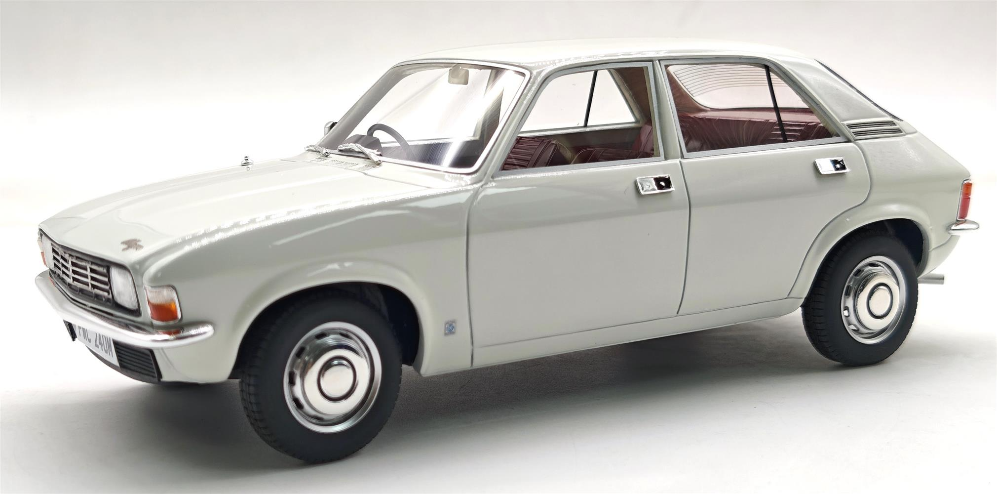 Austin Allegro Glacier white 1973 1:18 Cult Scale Models 