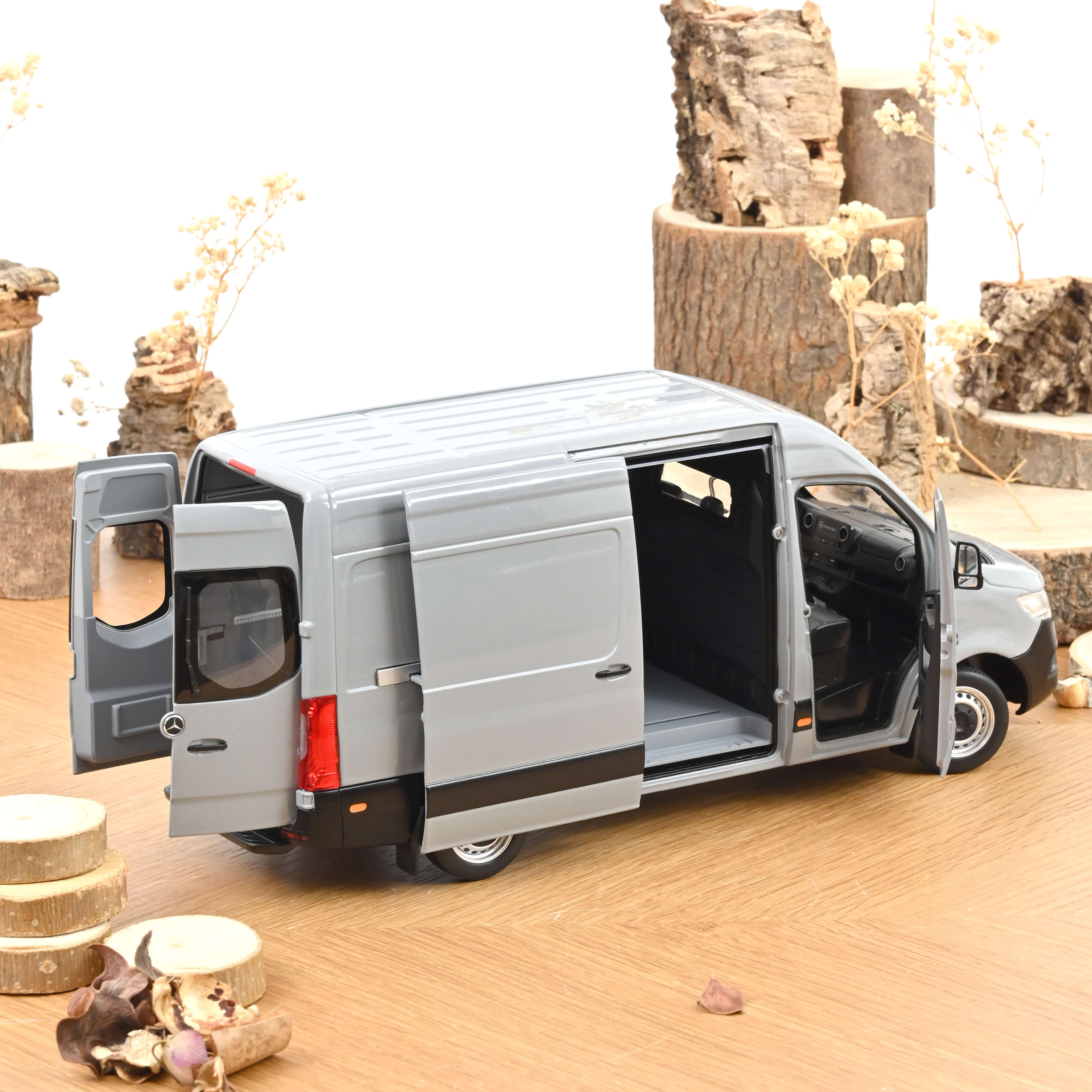 Mercedes Benz Sprinter 2018 Grau 1:18 Norev