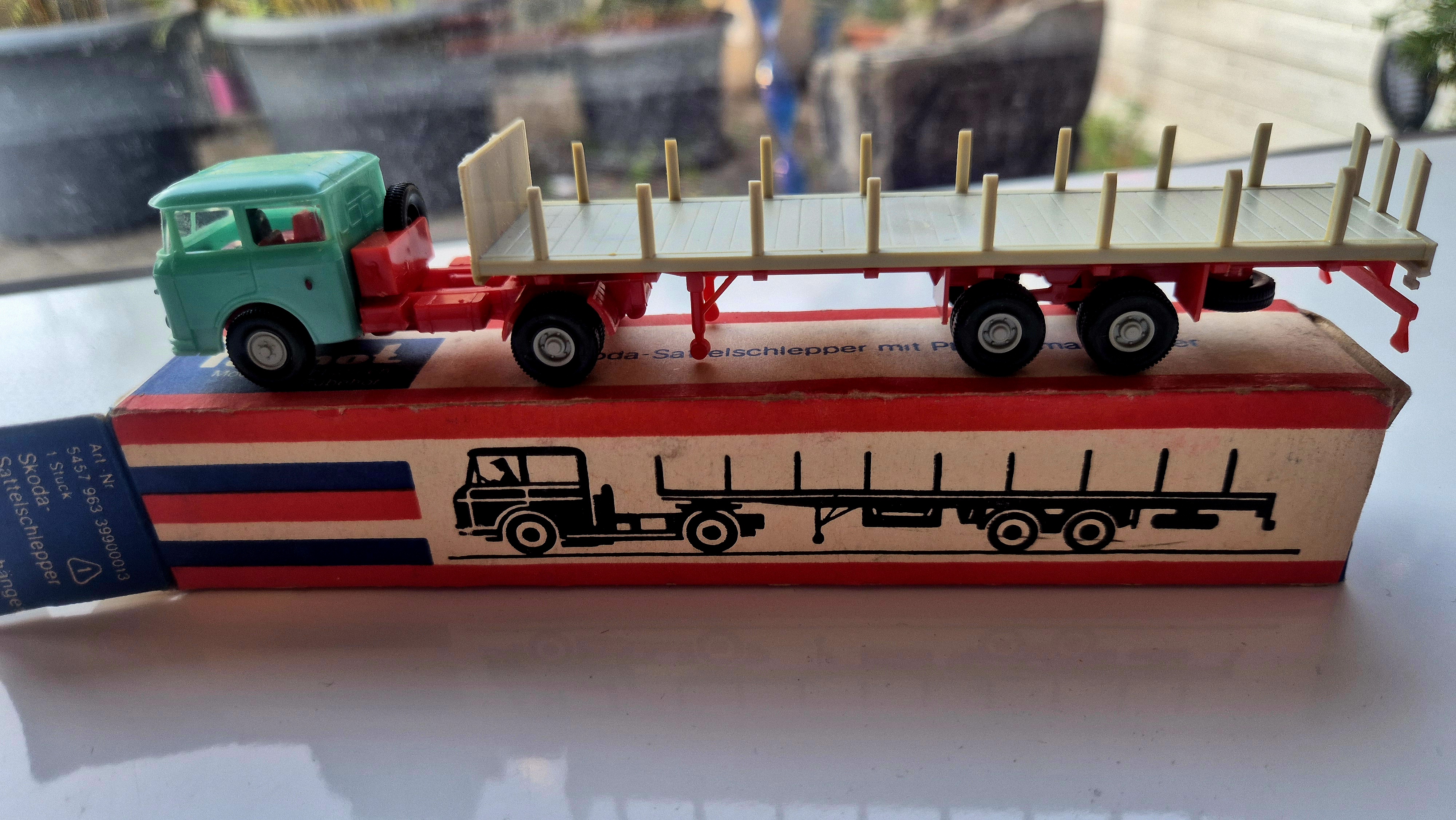 Skoda Sattelschlepper mit Plattformanhänger1:87 Permot 