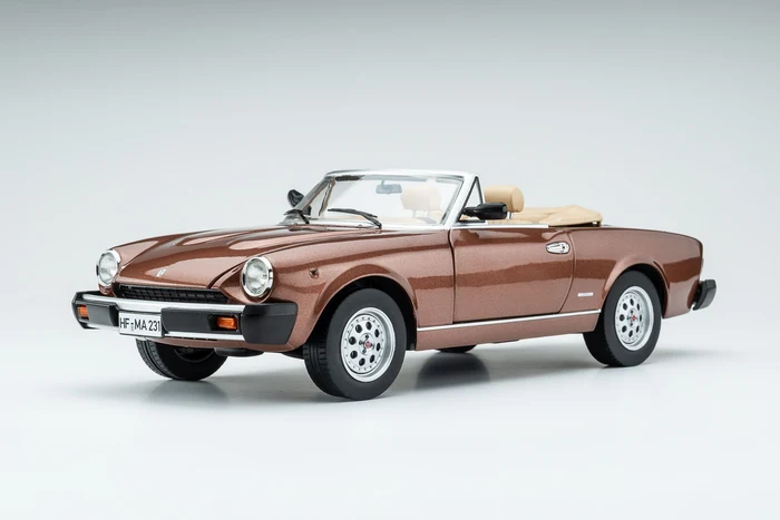 Pininfarina Spidereuropa 1982 – marrone chiaro 1:18 Touring Modelcars