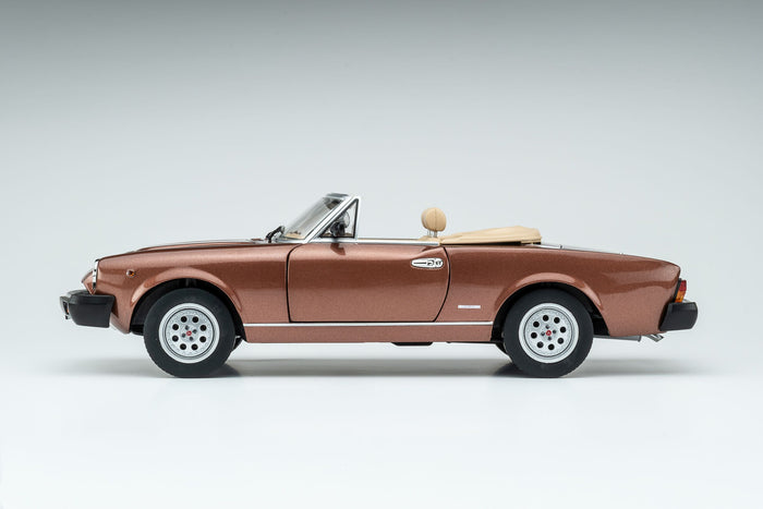 Pininfarina Spidereuropa 1982 – marrone chiaro 1:18 Touring Modelcars