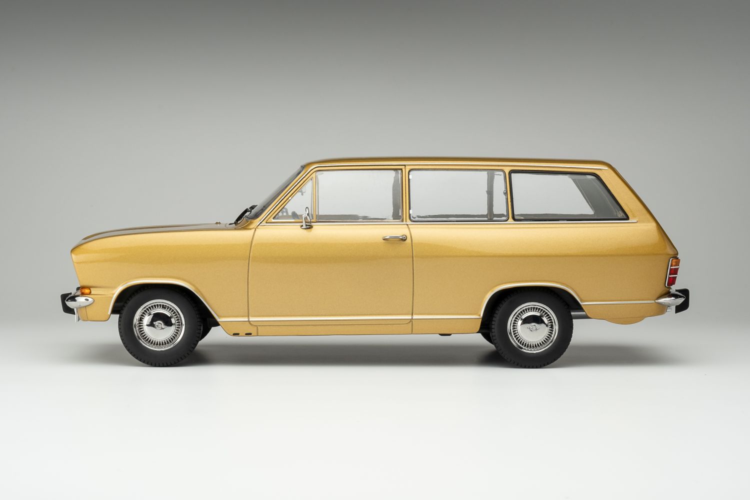 Opel Kadett B Caravan (1972)  Sahara gold 1:18 Touring Modelcars  