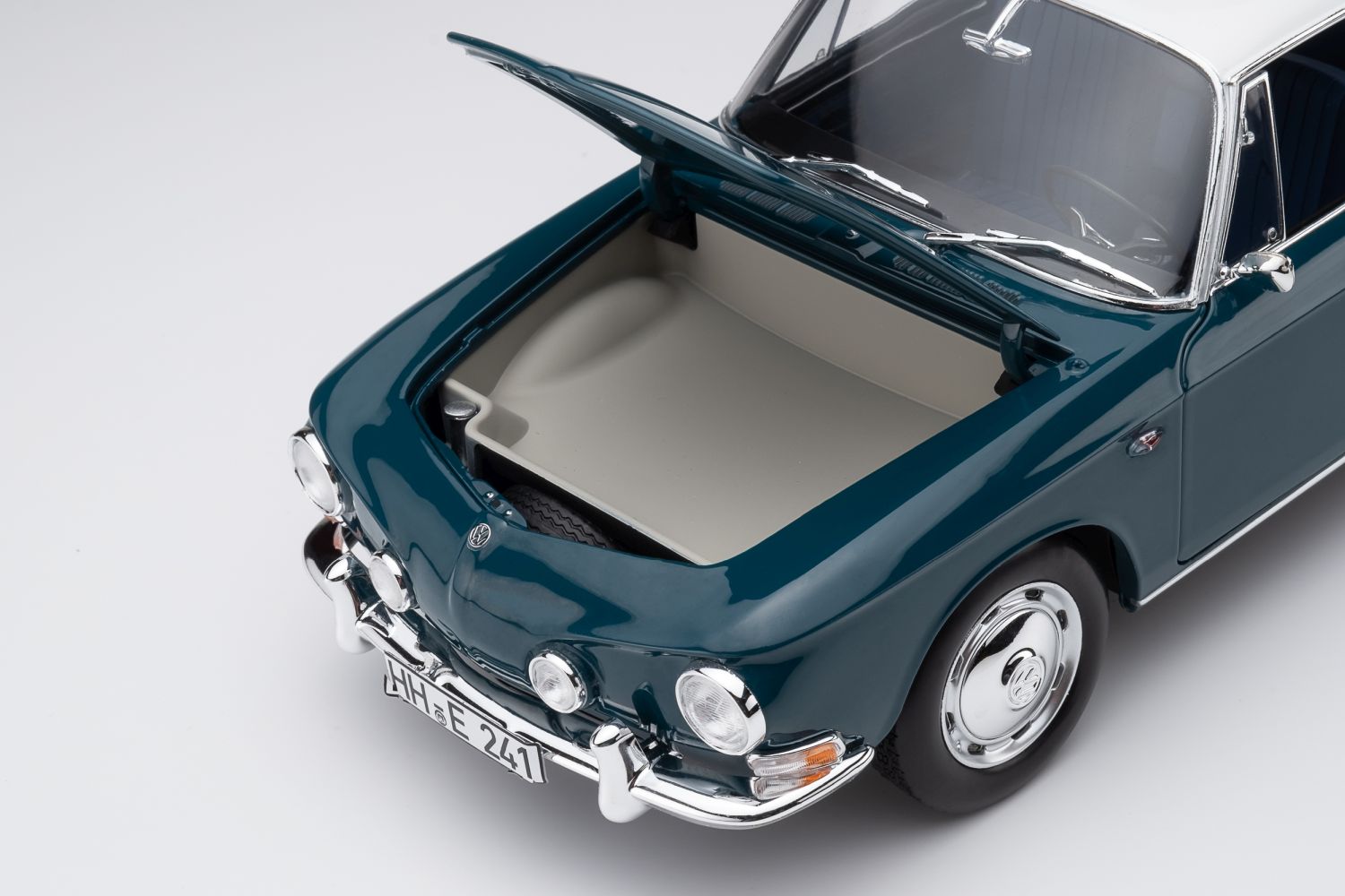 Volkswagen Karmann Ghia Typ 34 sea blue / white top 1:18 Norev