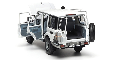 TOYOTA LAND CRUISER 76 2017 WHITE 1:18 ALMOST REAL