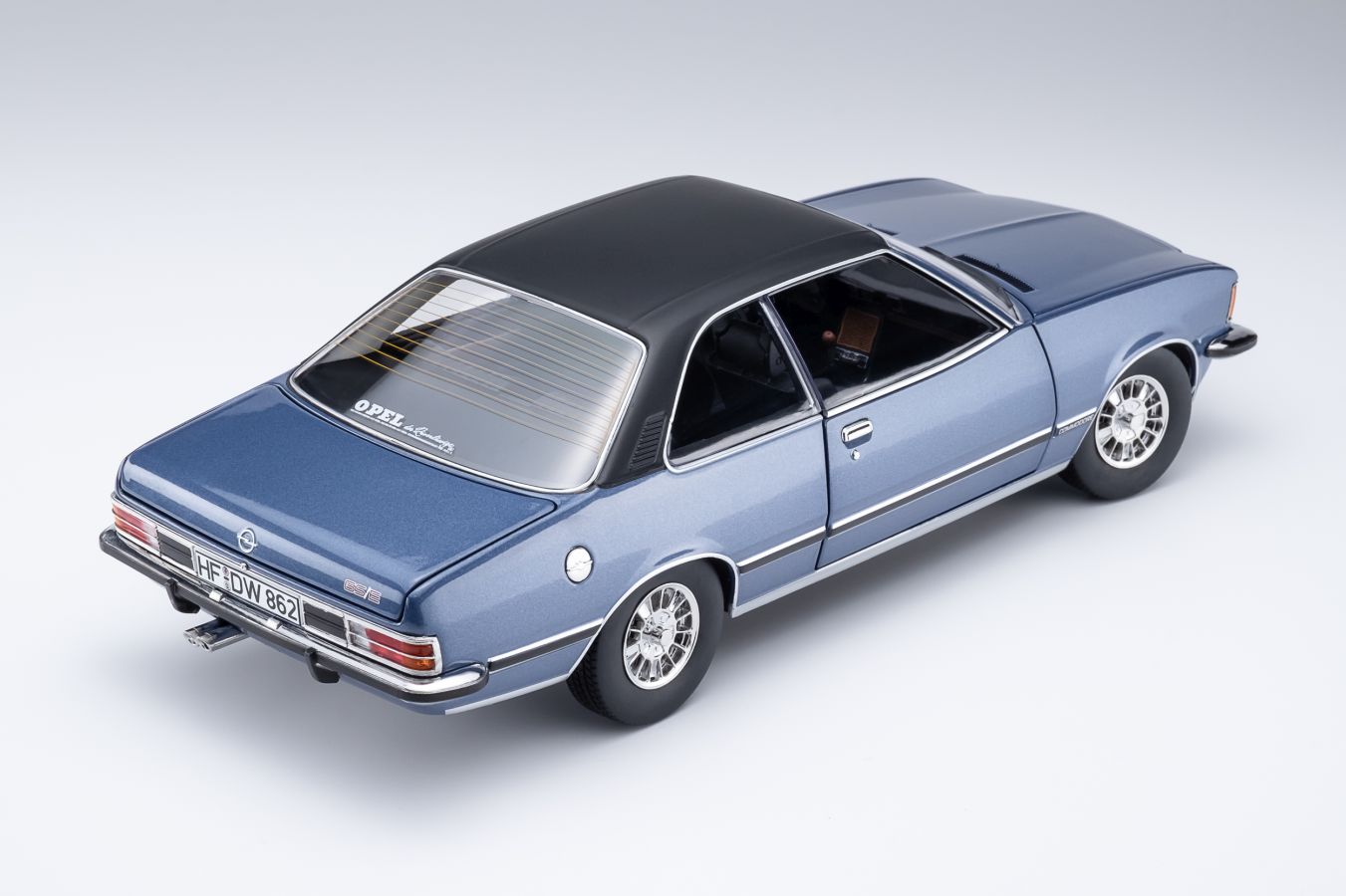 Opel Commodore B Coupe 1975 sapphire blue met. 1:18 Touring Modelcars Opel Commodore B Coupe 1975 sapphire blue met. 1:18 Touring Modelcars