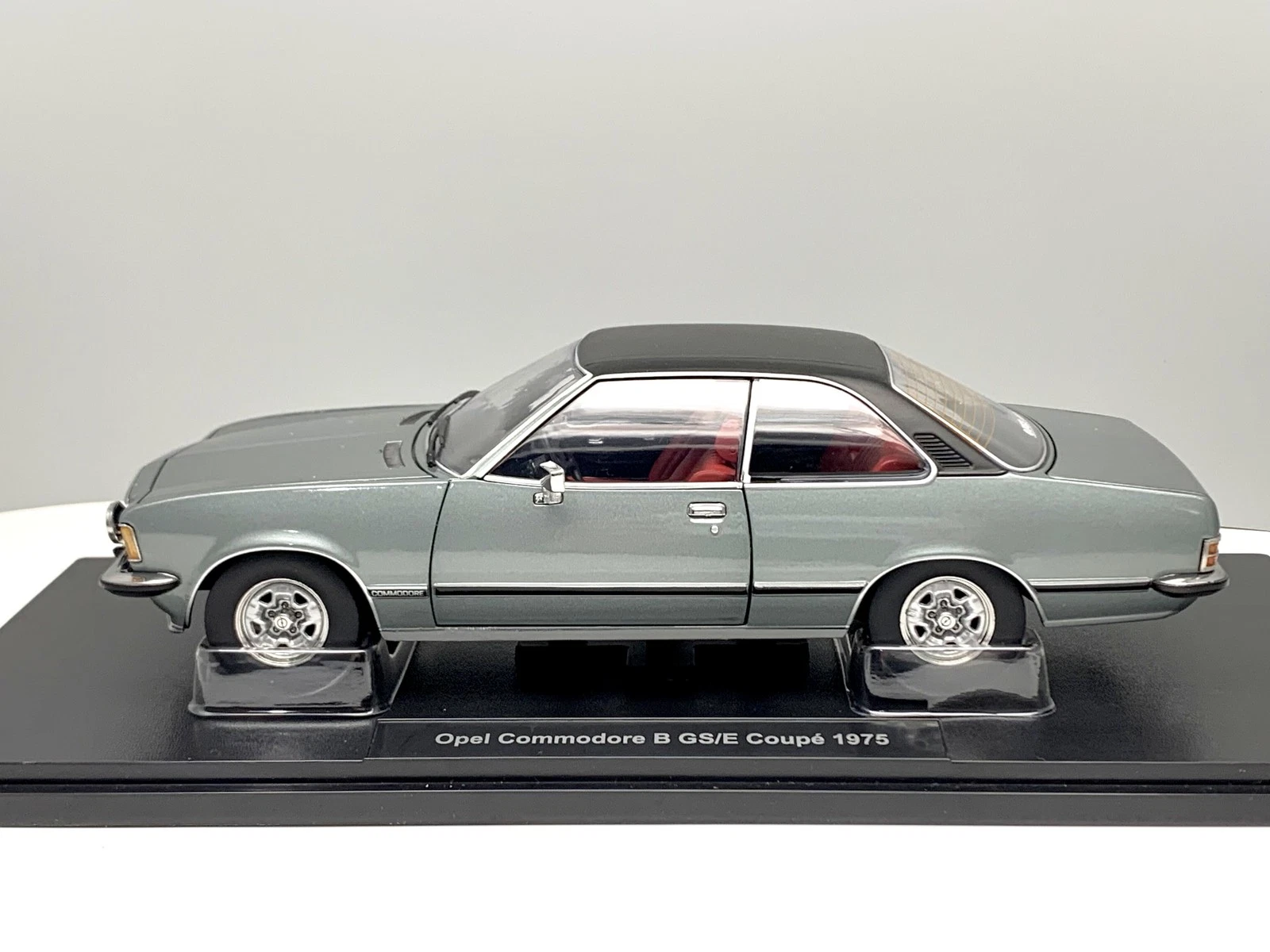 Opel Commodore B Coupe grau 1:18 Touring Modelcars