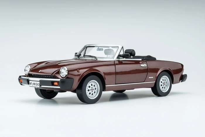 Pininfarina Spidereuropa 1982 – marrone amaryllis. 1:18 Touring Modelcars