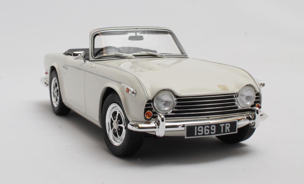 Triumph TR5 P.I. white '67-'68 1:18 Cult Scale Models