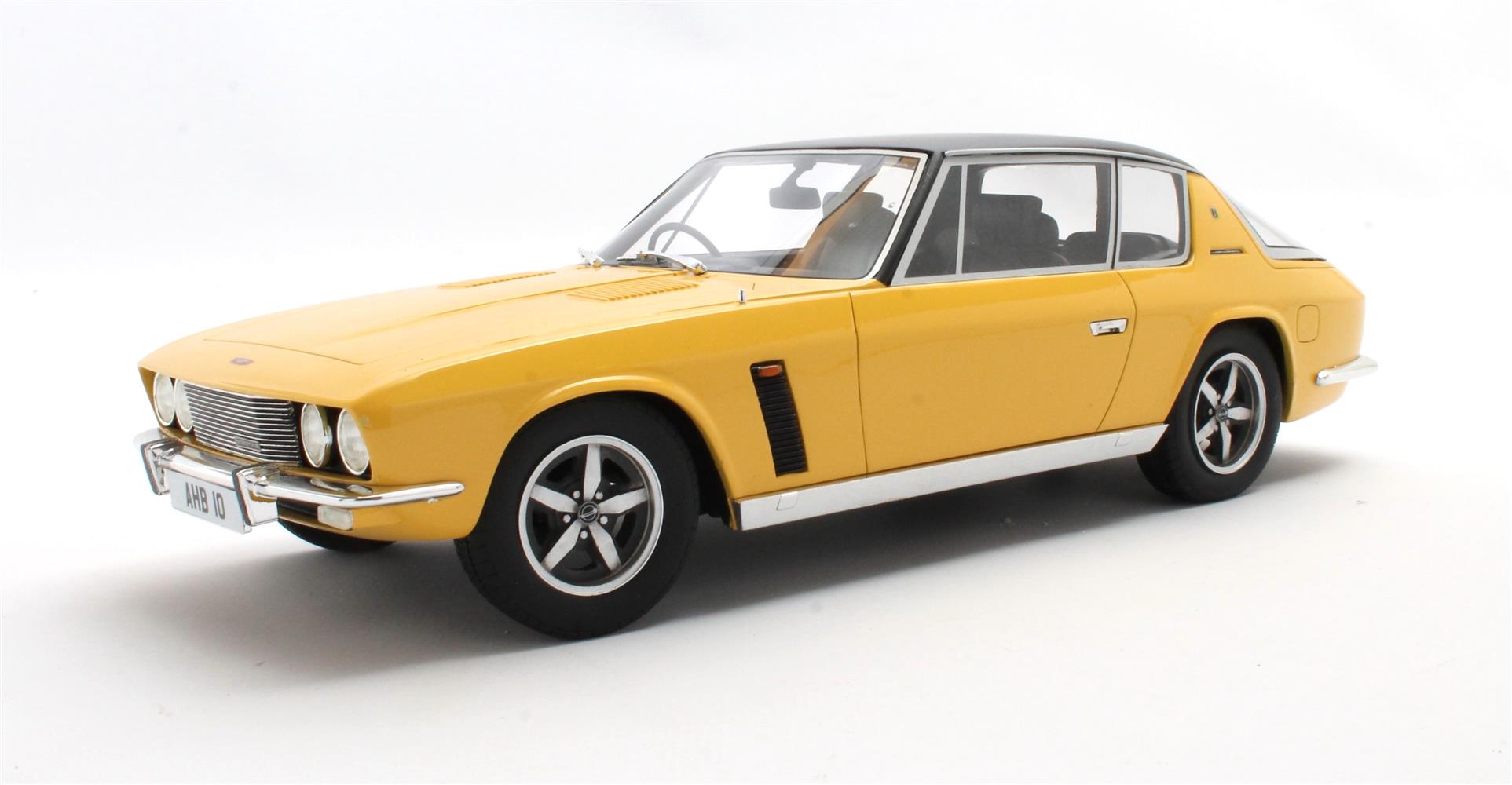 Jensen Interceptor III yellow 1972-1975 gelb 1:18 Cult Scale Models 