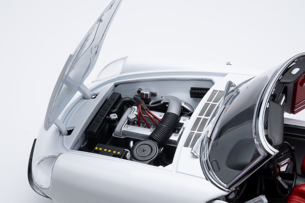 Alfa Romeo 1600 Duetto Spider 1966 Bianco Farina 1:18 Touring Modelcars Alfa Romeo 1600 Duetto Spider 1966 Bianco Farina 1:18 Touring Modelcars