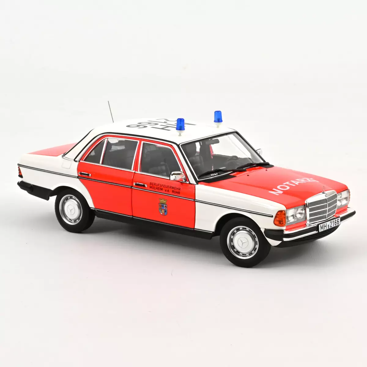 MERCEDES BENZ 200 1984 EMERGENCY AMBULANCE 1:18 Norev 