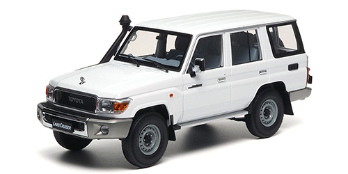 TOYOTA LAND CRUISER 76 2017 WHITE 1:18 ALMOST REAL