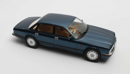 Jaguar XJR (XJ40) 1990 blau met. 1:18 Cult Scale Models