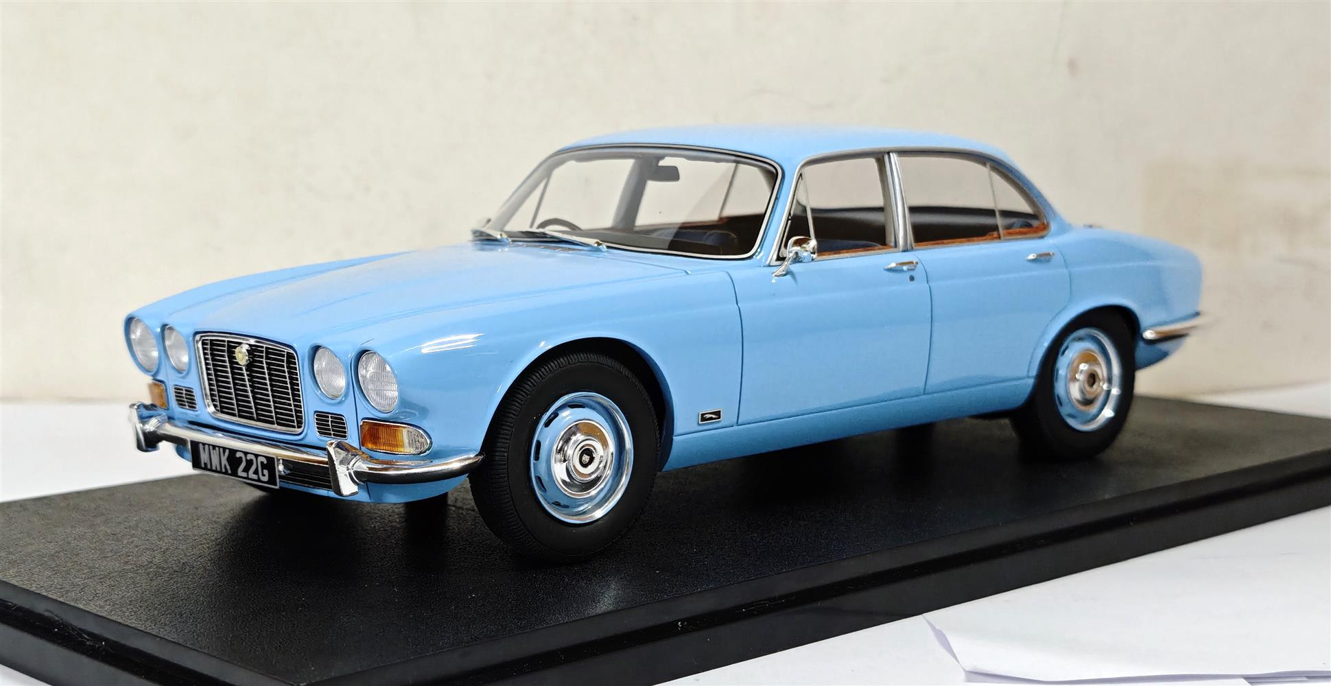 Jaguar XJ6 4.2 regency light blue 1968 1:18 Cult Scale Model