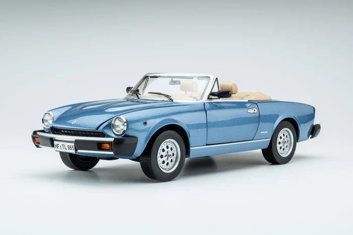 Pininfarina Spidereuropa 1982 – Azzuro met. 1:18 Touring Modelcars
