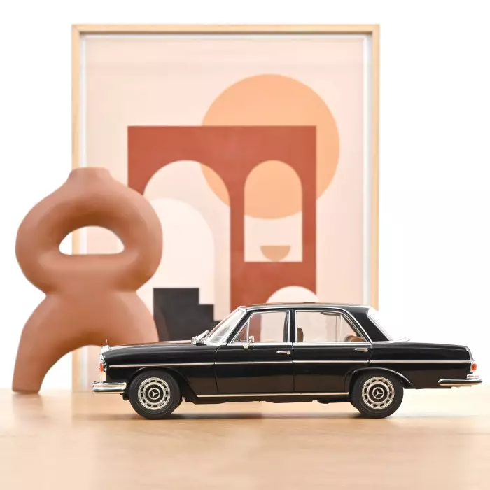 Mercedes-Benz 280SE 1968 schwarz 1:18 Norev 