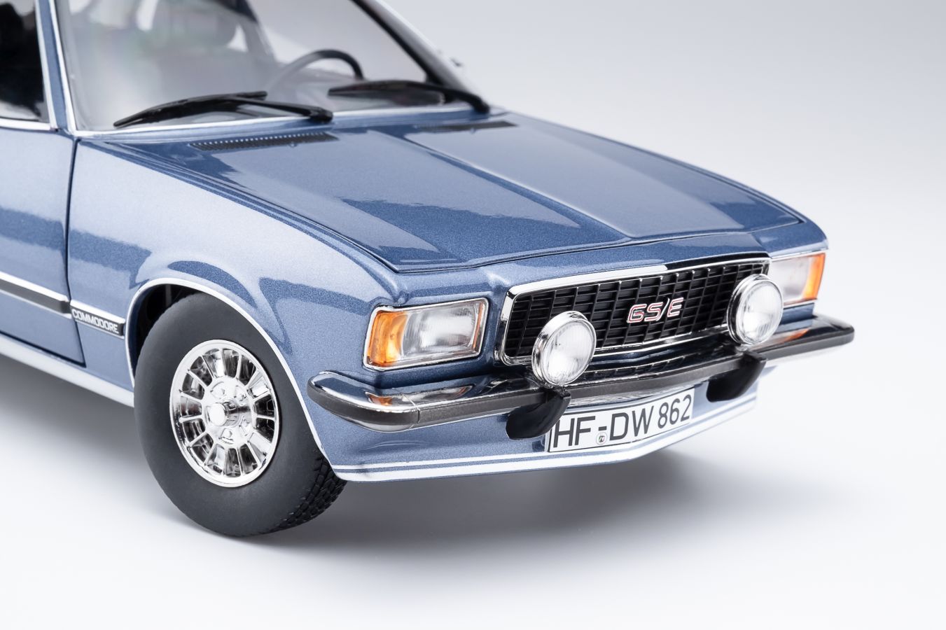 Opel Commodore B Coupe 1975 sapphire blue met. 1:18 Touring Modelcars Opel Commodore B Coupe 1975 sapphire blue met. 1:18 Touring Modelcars