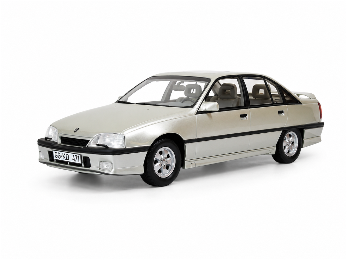 Opel Omega 3000 Star Silver 1987-1994 1:18 Cult Scale Models