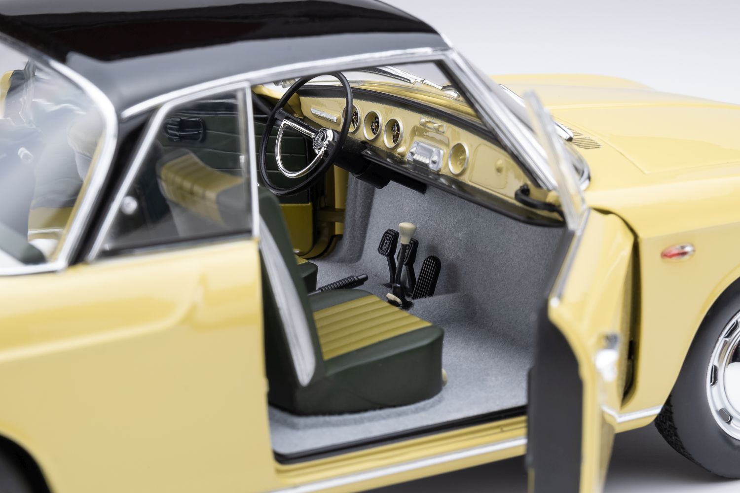 VW Karmann Ghia Typ 34 Manila yellow / black top 1:18 Norev 