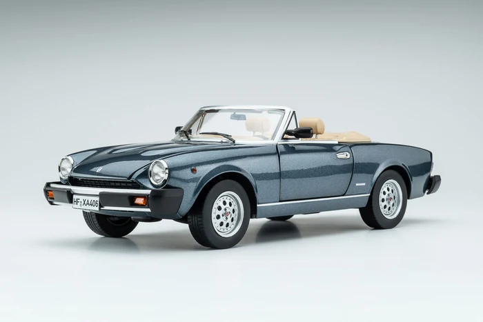 Pininfarina Spidereuropa 1982 – Blu medio met. 1:18 Touring Modelcars 