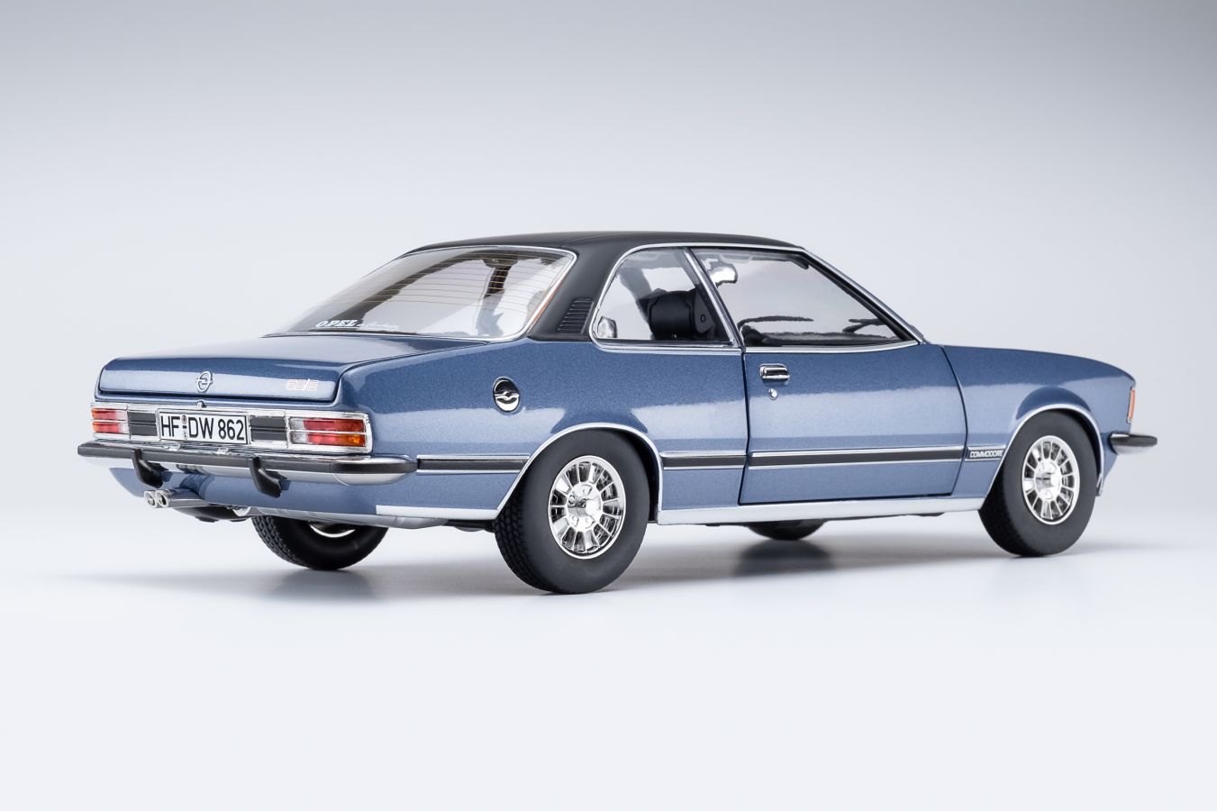 Opel Commodore B Coupe 1975 sapphire blue met. 1:18 Touring Modelcars Opel Commodore B Coupe 1975 sapphire blue met. 1:18 Touring Modelcars