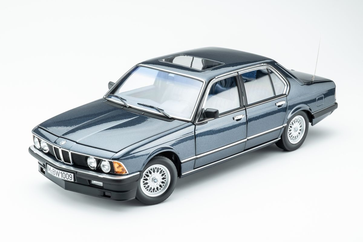 BMW 745i E23 (1984) - arctic blue met. 1:18 Touring Modelcars