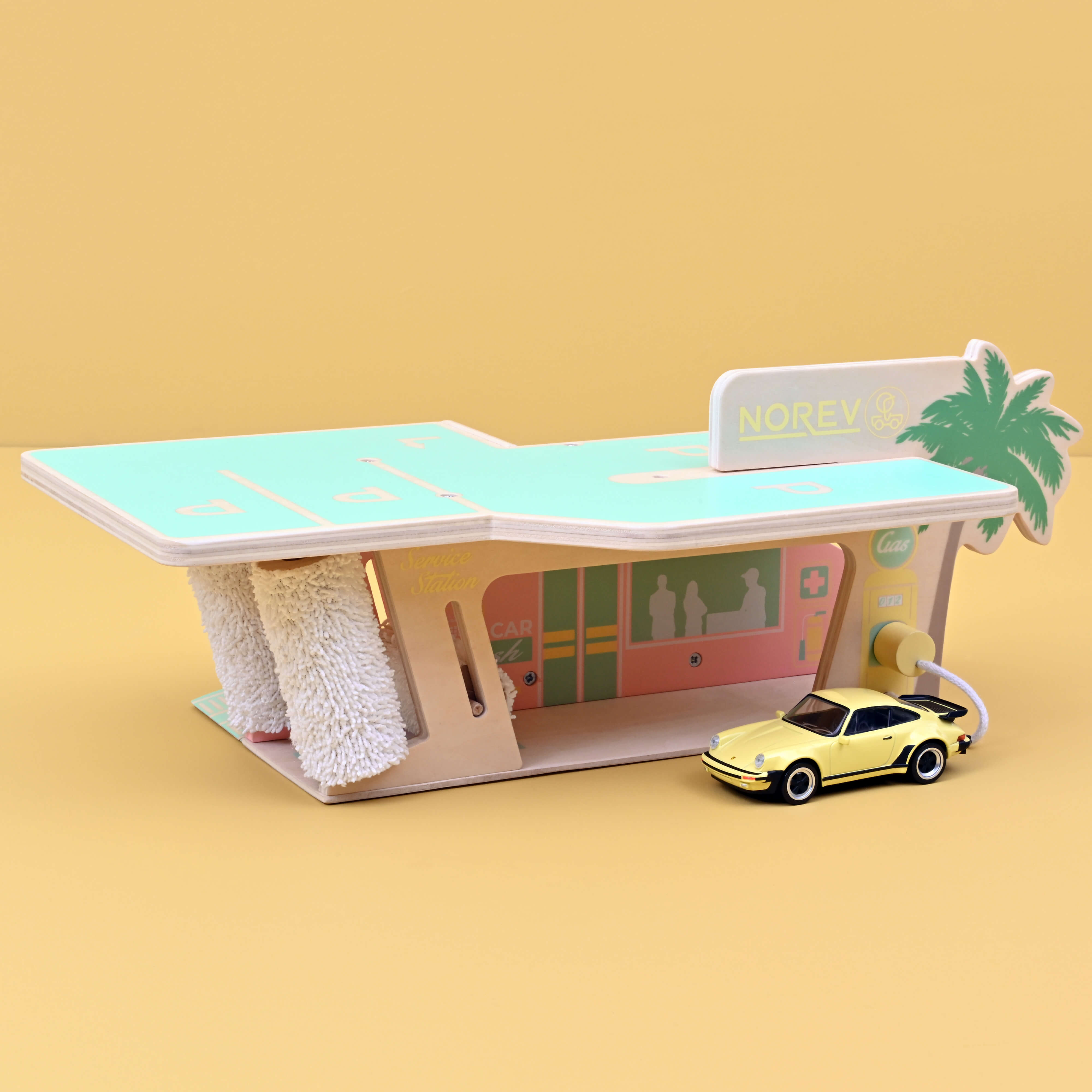 Tankstelle mit Waschstrasse + 1 Modell 1:43 Norev
