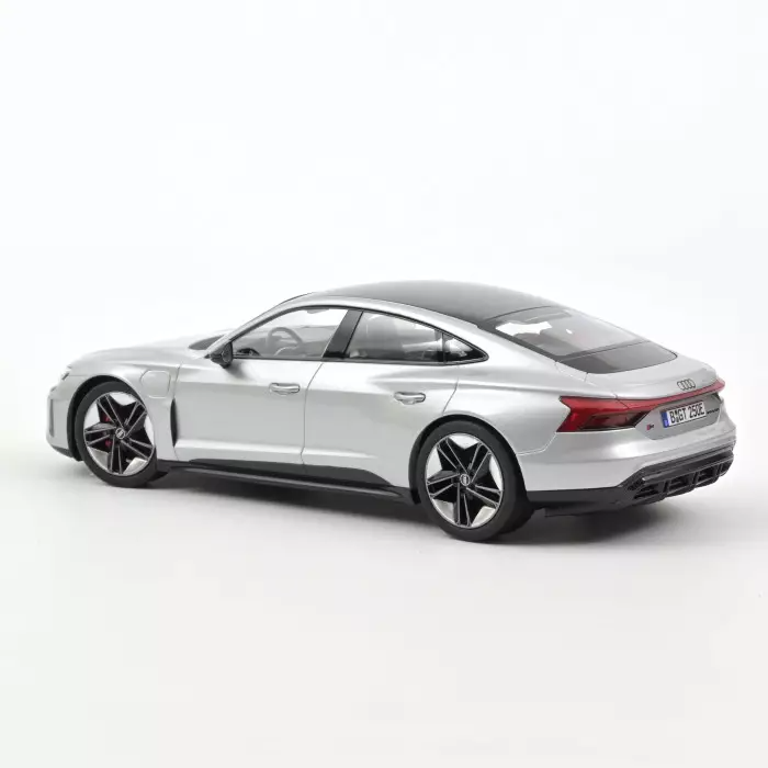 Audi RS e-tron GT 2021 Silber 1:18 Norev