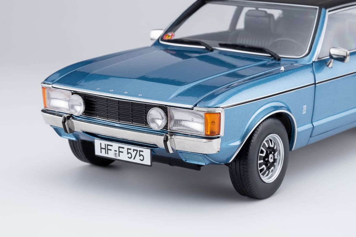 Ford Granada Granada L Coupe light blue met. / Vinyl Top black 1:18 Touring Modelcars 