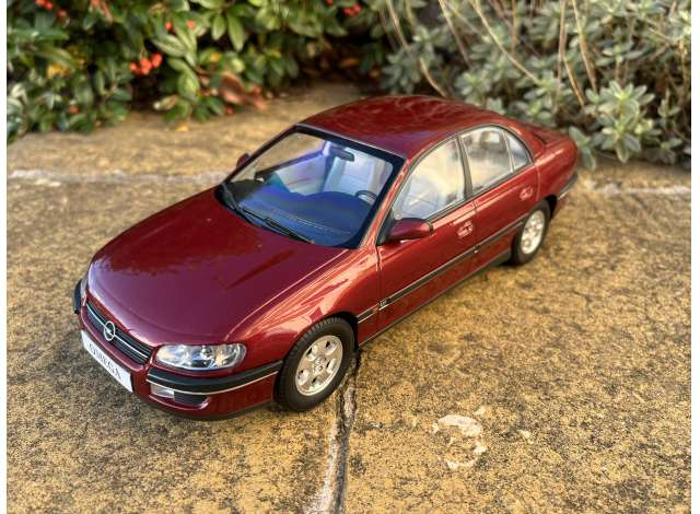 Opel Omega B 1996 marseille Red 1:18 Triple9  