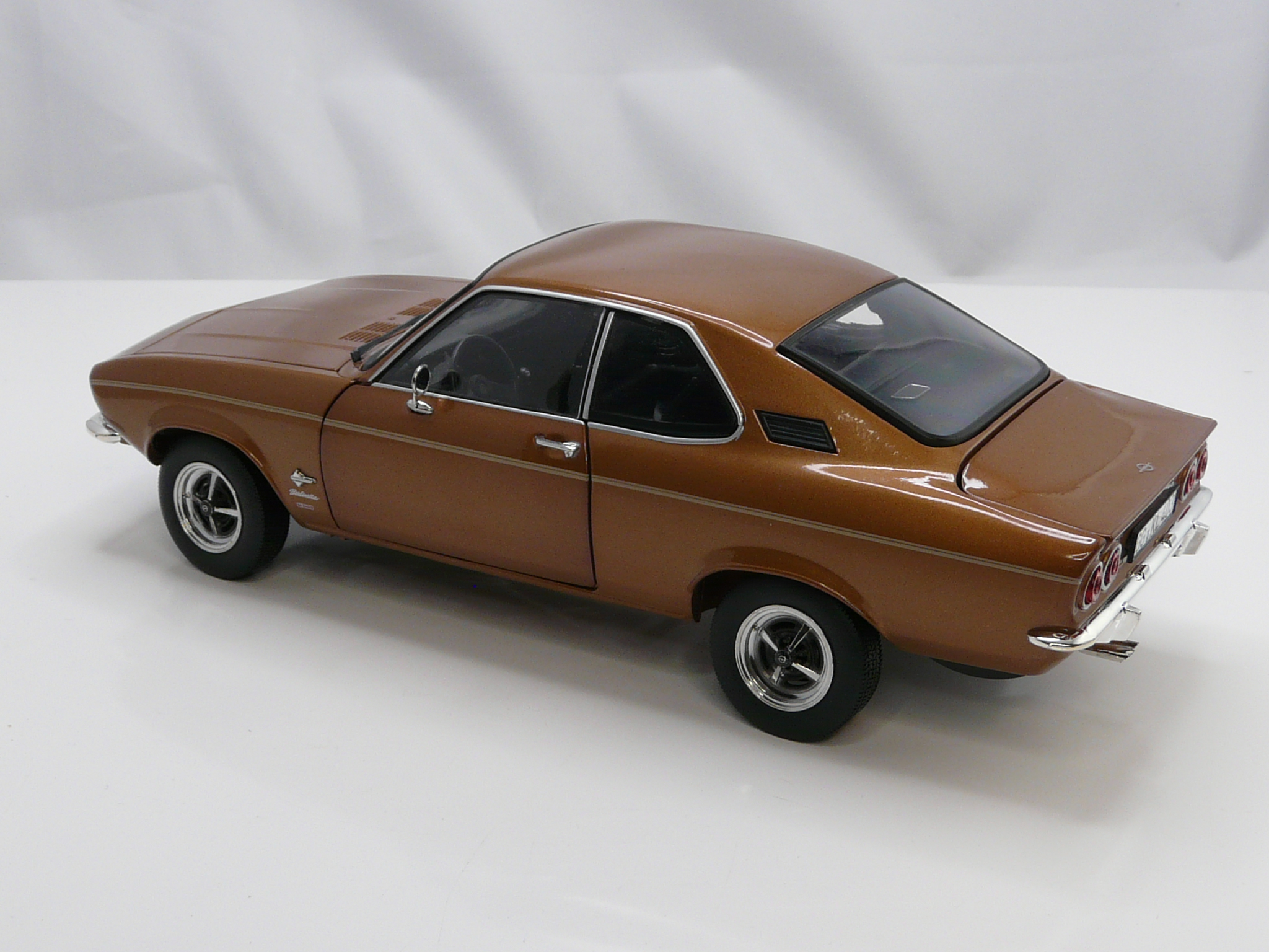 OPEL MANTA 1970 BRONCE METALLIC 1:18 Norev