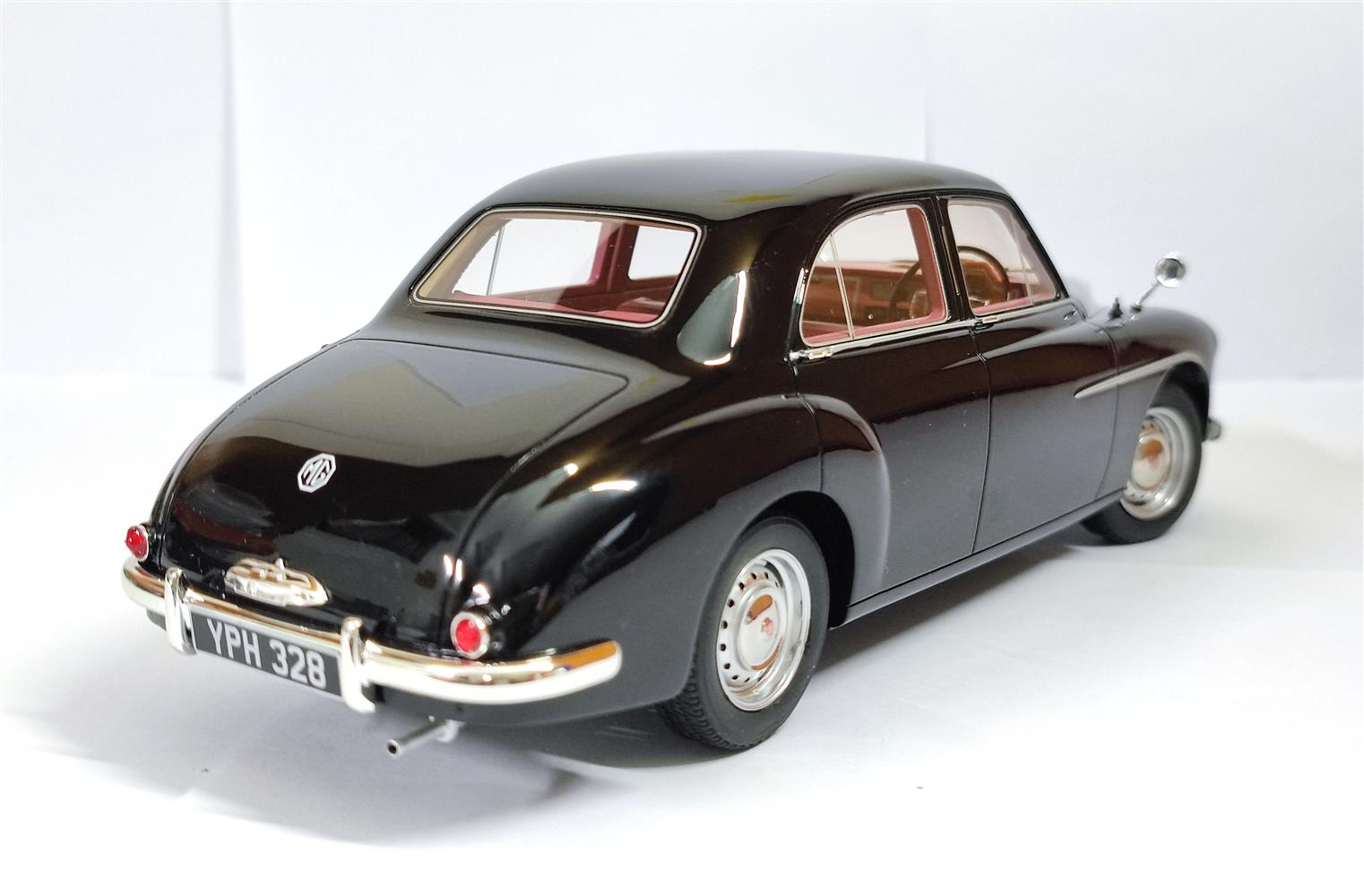 MG Magnette Island Black'56-'58 1:18 Cult Scale Models