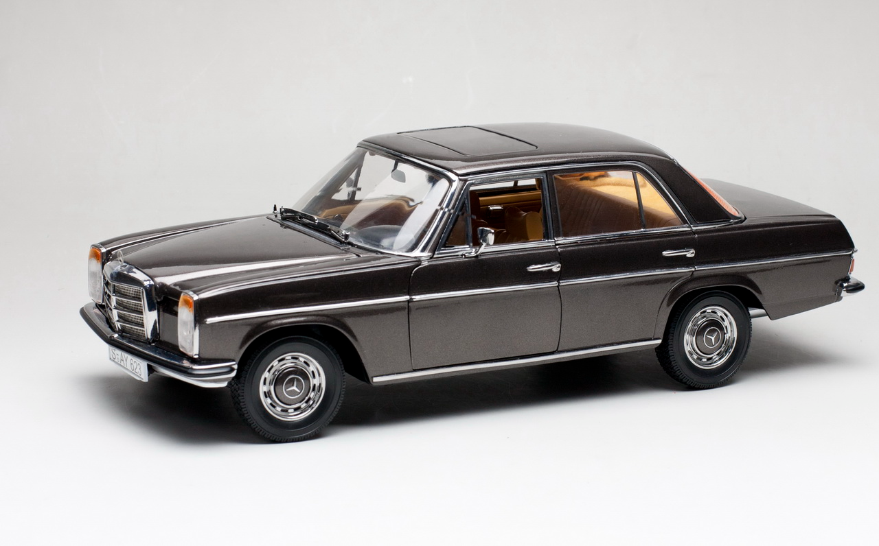 Mercedes-Benz /8 (W114) Limousine 1967 grey met. 1:18 Sunstar