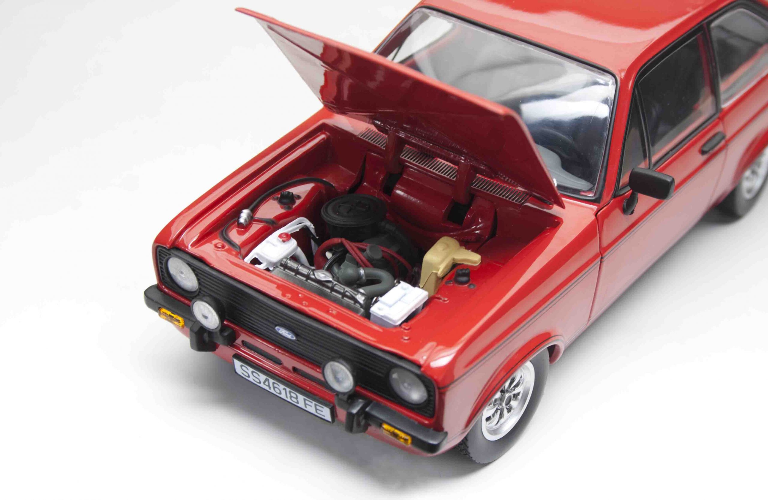 Mercedes Benz 220SE Coupe ivory/rot 1:18 Sunstar