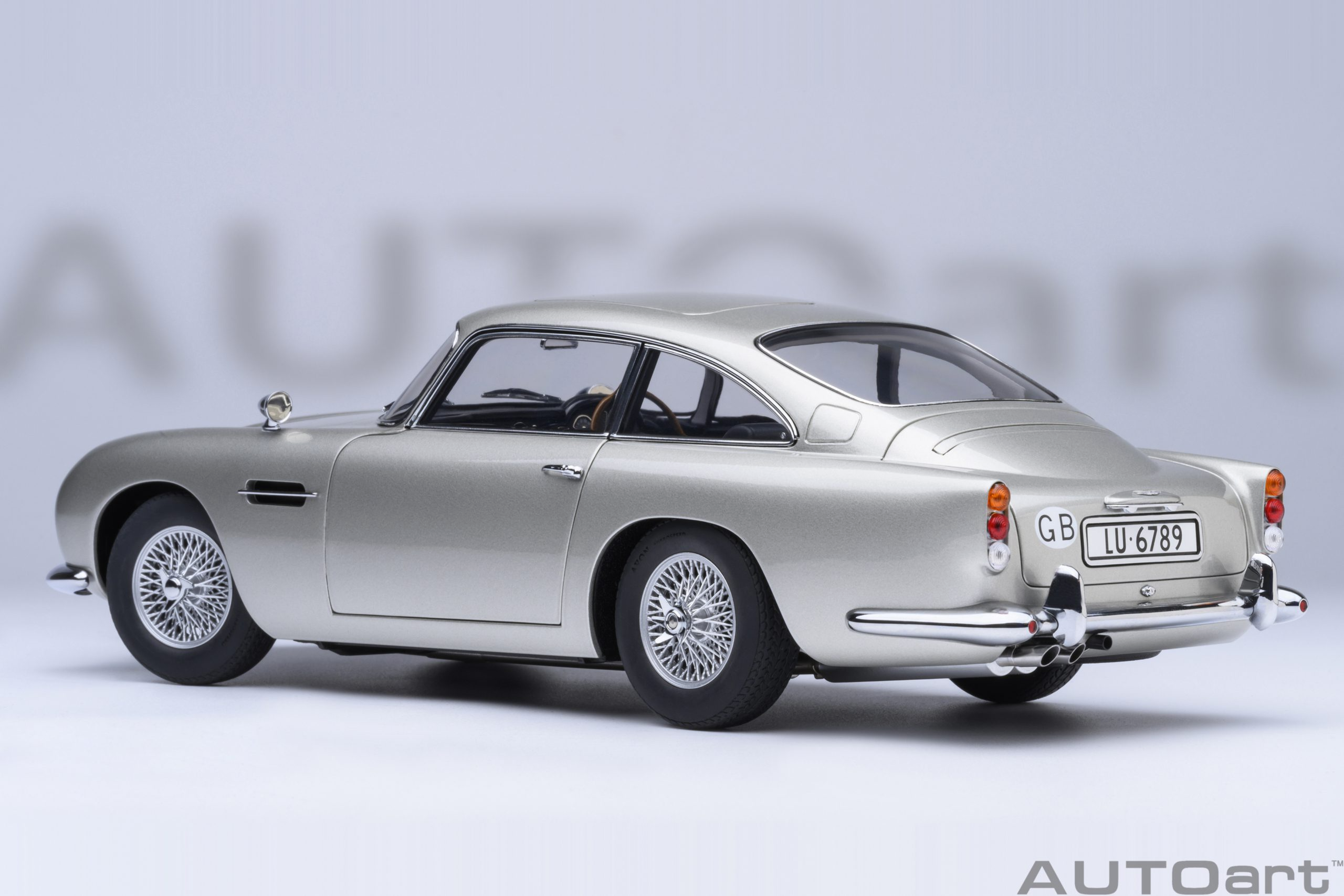 Aston Martin DB5  007 GOLDFINGER with weapons (silver)1:18 Autoart 