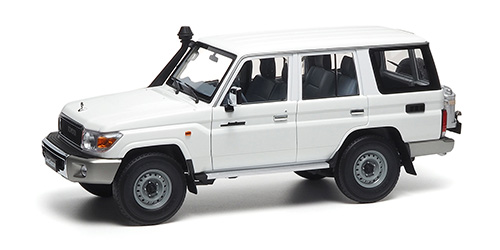 TOYOTA LAND CRUISER 76 2017 WHITE 1:18 ALMOST REAL