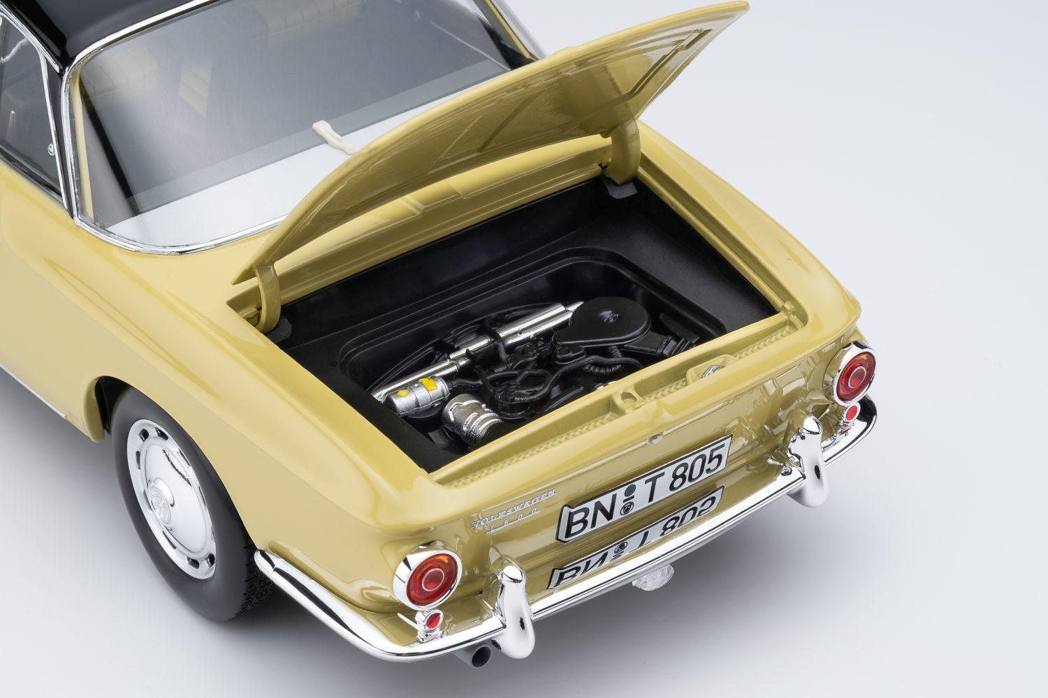 VW Karmann Ghia Typ 34 Manila yellow / black top 1:18 Norev 