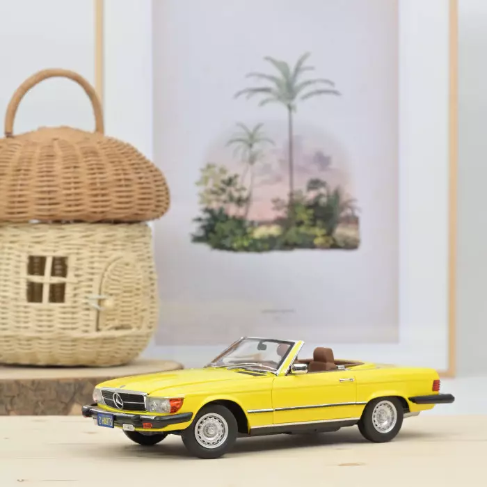 Mercedes Benz 450 SL (US-Version) 1979 Gelb Hart aber Herzlich 1:18 Norev