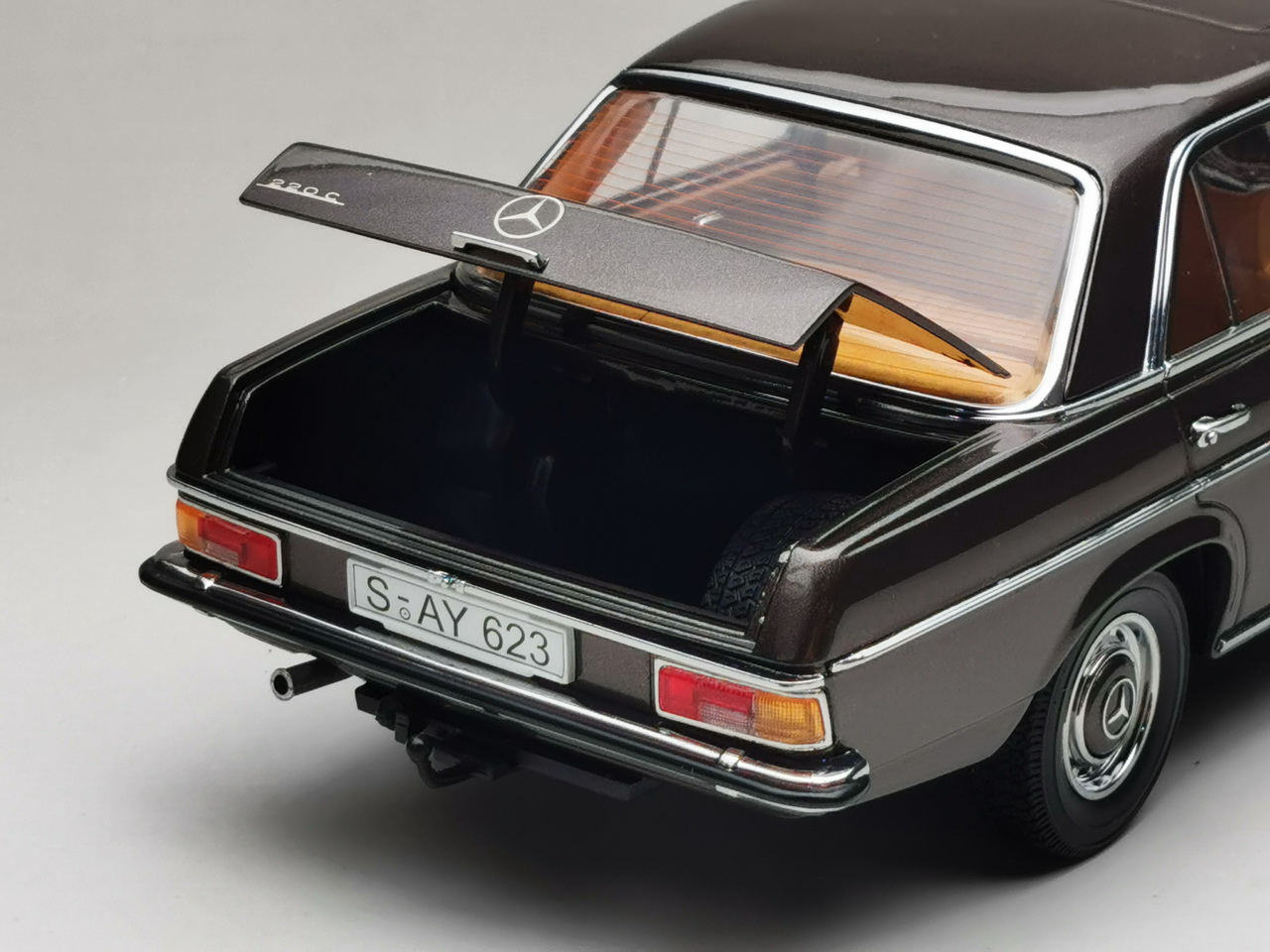Mercedes-Benz /8 (W114) Limousine 1967 grey met. 1:18 Sunstar