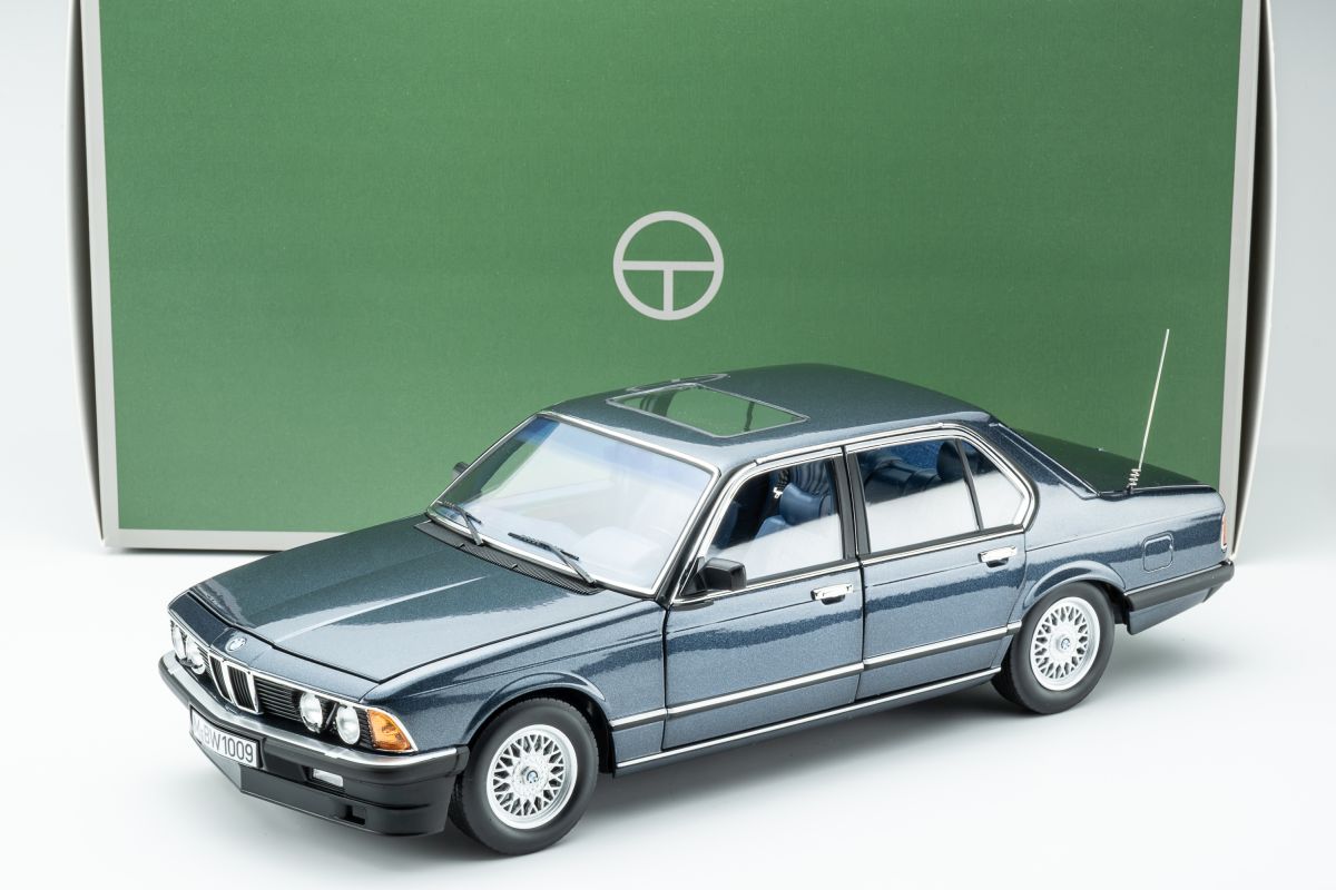 BMW 745i E23 (1984) - arctic blue met. 1:18 Touring Modelcars